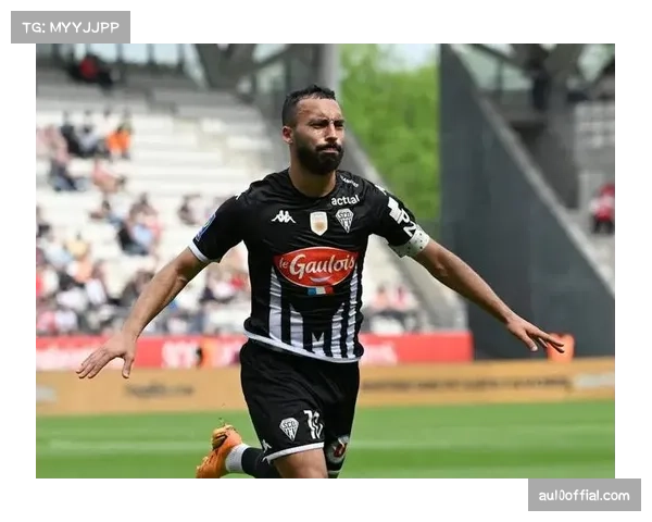 朗斯2-1客胜昂热登顶法甲，托万梅开二度献礼